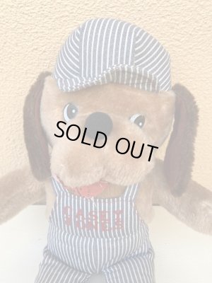 ヒッコリーストライプの服を着た70年代のビンテージの犬のぬいぐるみ