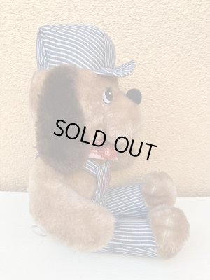 70年代のオーバーオールを着たヴィンテージのイヌの縫いぐるみ