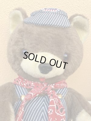 ヒッコリーストライプの服を着たビンテージのくまのぬいぐるみ