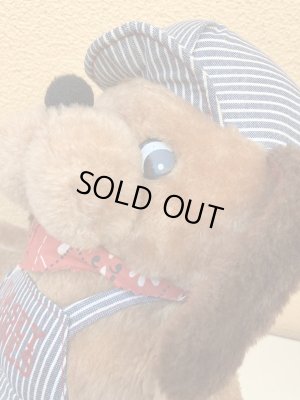 70年代のオーバーオールを着たヴィンテージのイヌの縫いぐるみ