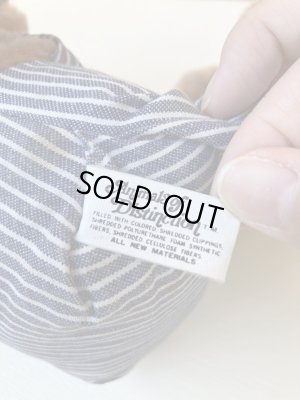 70年代のオーバーオールを着たヴィンテージのイヌの縫いぐるみ