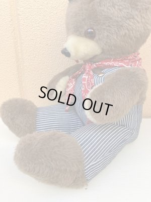 ヒッコリーストライプの服を着たビンテージのくまのぬいぐるみ