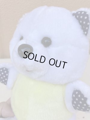 ドット柄のかわいいしろくまのぬいぐるみ