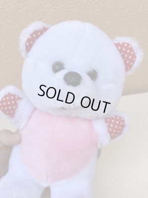 ドット柄のかわいいしろくまのぬいぐるみ