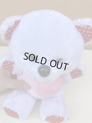 ドット柄のかわいいしろくまのぬいぐるみ