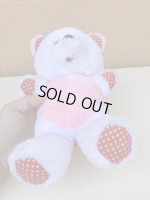 ドット柄のかわいいしろくまのぬいぐるみ