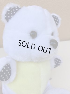 ドット柄のかわいいしろくまのぬいぐるみ