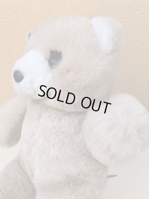 リボンを付けたビンテージのテディベア