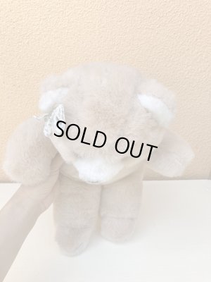 リボンを付けたビンテージのテディベア