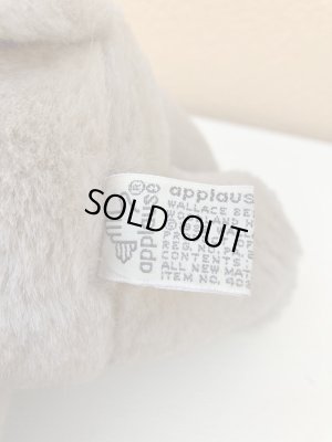 チェックのリボンを付けたビンテージのテディベア