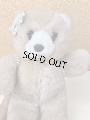 リボンを付けたビンテージのテディベア