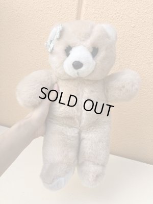 リボンを付けたビンテージのテディベア