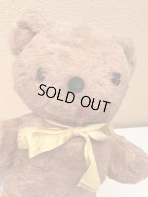 リボンの付いたビンテージのオールドテディベアのぬいぐるみ