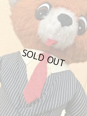 スーツを着た70年代のトーキングテディベア