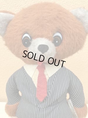 スーツを着た70年代のトーキングテディベア