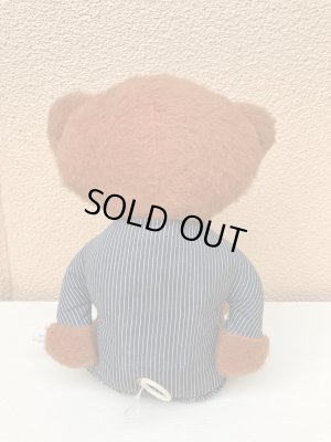 スーツを着た70年代のトーキングテディベア