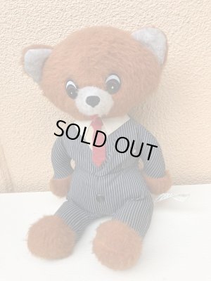 スーツを着た70年代のトーキングテディベア