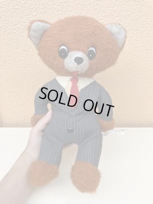 スーツを着た70年代のトーキングテディベア