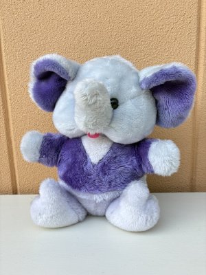 ラベンダーカラーの80年代の大きなゾウのぬいぐるみ