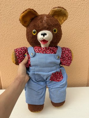 オーバーオールを着たオールドテディベアのぬいぐるみ
