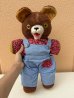 オーバーオールを着たオールドテディベアのぬいぐるみ