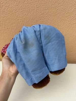 オーバーオールを着たオールドテディベアのぬいぐるみ