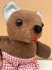 エプロンを付けた60〜70年代のくまのぬいぐるみ
