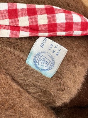 エプロンを付けた60〜70年代のくまのぬいぐるみ