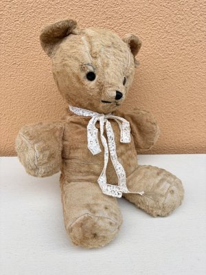 くたっとしたビンテージのくまのぬいぐるみ