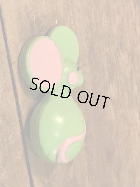 70年代ＡＶＯＮ（エイボン）社から発売された練り香水入りのネズミデザインのバッジ