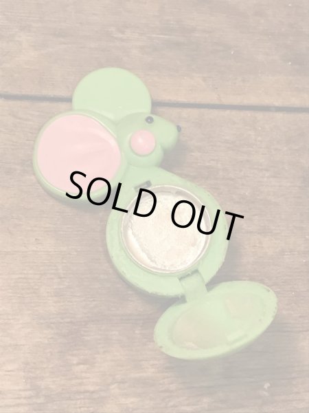 70年代ＡＶＯＮ（エイボン）社から発売された練り香水入りのネズミデザインのバッジ