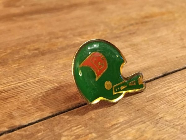 80年代頃のメタル製のアメフトのヘルメットデザインのピンズ