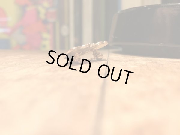 メタル製のスヌーピーのヴィンテージピンバッジ