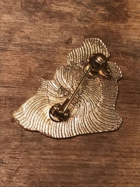 メタル製のスヌーピーのヴィンテージピンバッジ