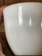ミルクガラス製のアドバタイジング物のヴィンテージマグカップ