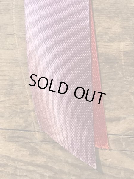 フットボールのチャームが付いたカレッジ物のヴィンテージ缶バッチ