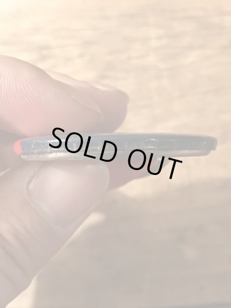 フットボールのチャームが付いたカレッジ物のヴィンテージ缶バッチ