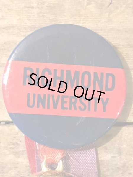 フットボールのチャームが付いたカレッジ物のヴィンテージ缶バッチ