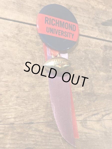 フットボールのチャームが付いたカレッジ物のヴィンテージ缶バッチ