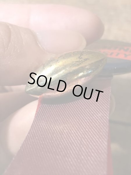 フットボールのチャームが付いたカレッジ物のヴィンテージ缶バッチ