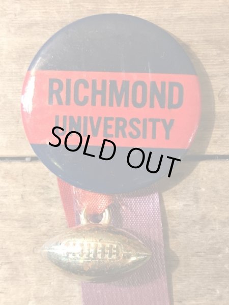 フットボールのチャームが付いたカレッジ物のヴィンテージ缶バッチ