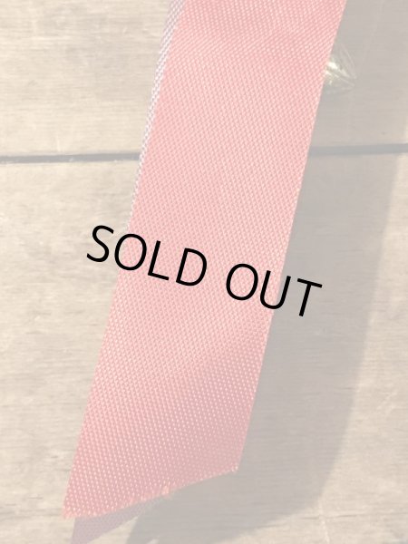 フットボールのチャームが付いたカレッジ物のヴィンテージ缶バッチ