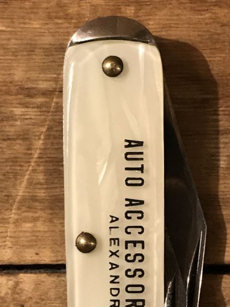 オートアクセサリー店のシェル製のビンテージポケットナイフ