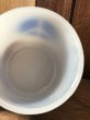 ミルクガラス製のピースマークのヴィンテージマグカップ