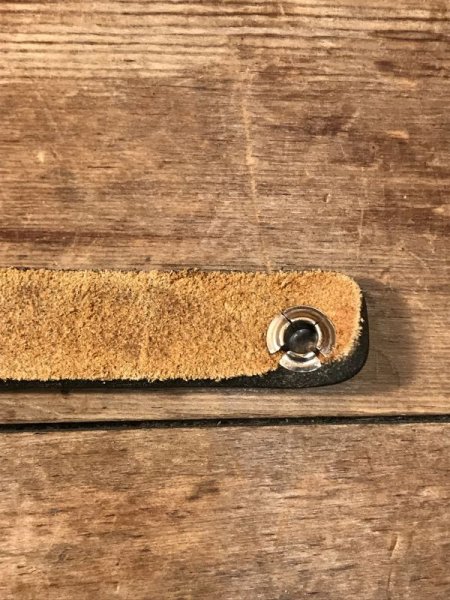 アメリカのスタンダードな名前が書かれたレザー製のヴィンテージブレスレット