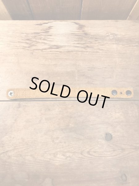 70年代頃のヒッピーデザインのビンテージレザーブレスレット