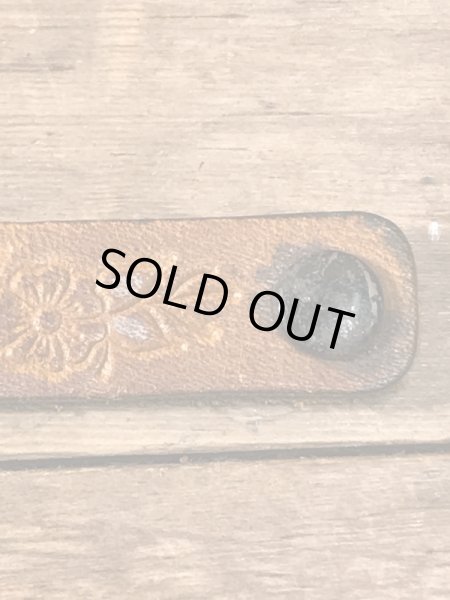 アメリカのスタンダードな名前が書かれたレザー製のヴィンテージブレスレット