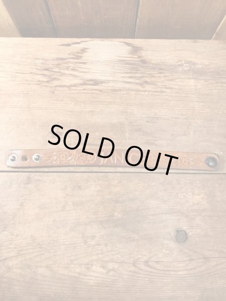 アメリカのスタンダードな名前が書かれたレザー製のヴィンテージブレスレット