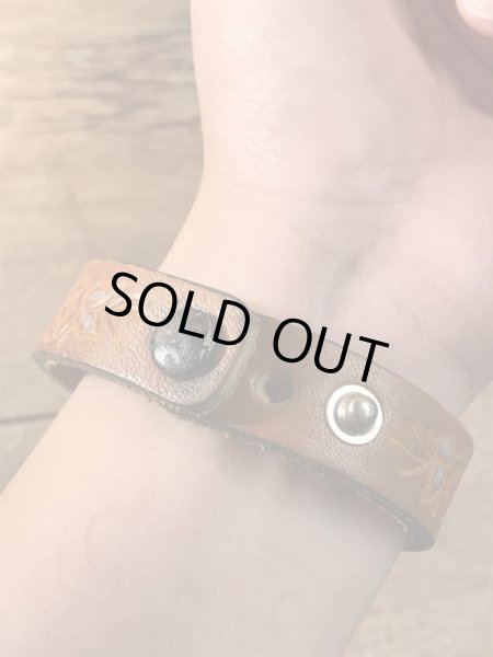 アメリカのスタンダードな名前が書かれたレザー製のヴィンテージブレスレット