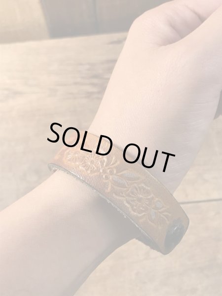 70年代頃のヒッピーデザインのビンテージレザーブレスレット